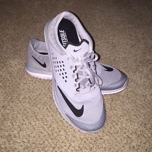 Nike fitsole tennis shoes. Women’s 8.👟
